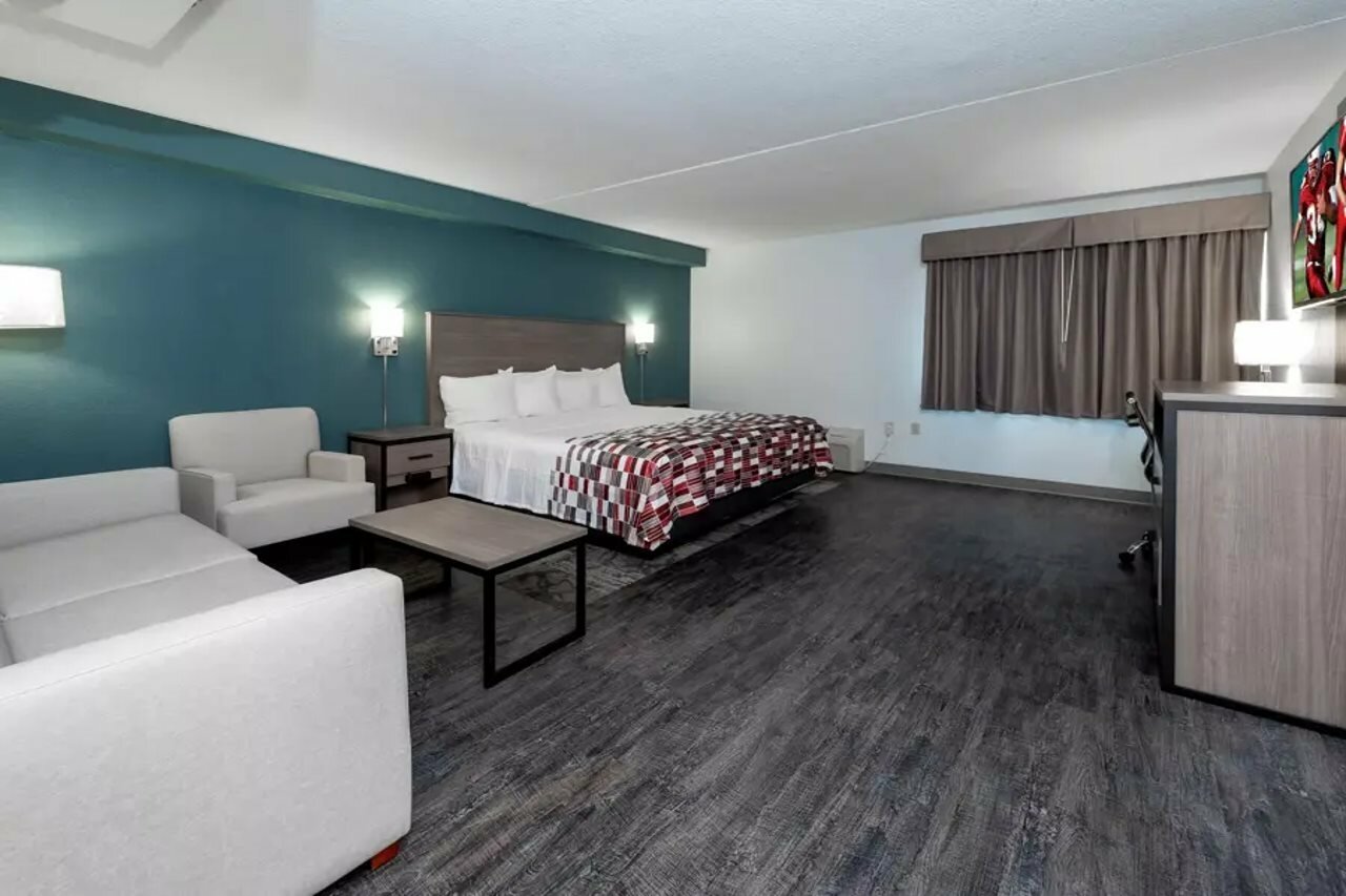 Фото Red Roof Inn & Suites Wilmington - New Castle