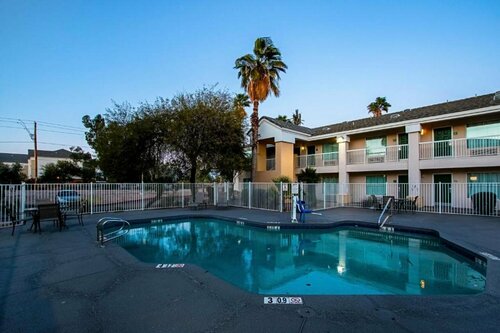 Гостиница HomeTowne Studios Phoenix - Black Canyon Highway в Финиксе