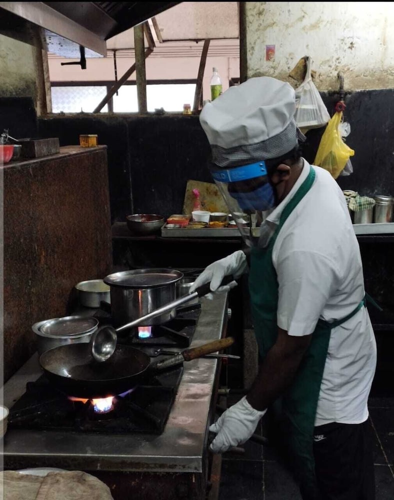 Фото Sharada International Hotel