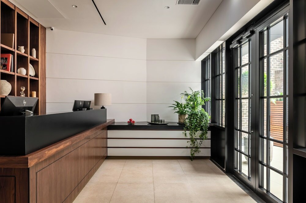 Фото Monarch House Serviced Apartments