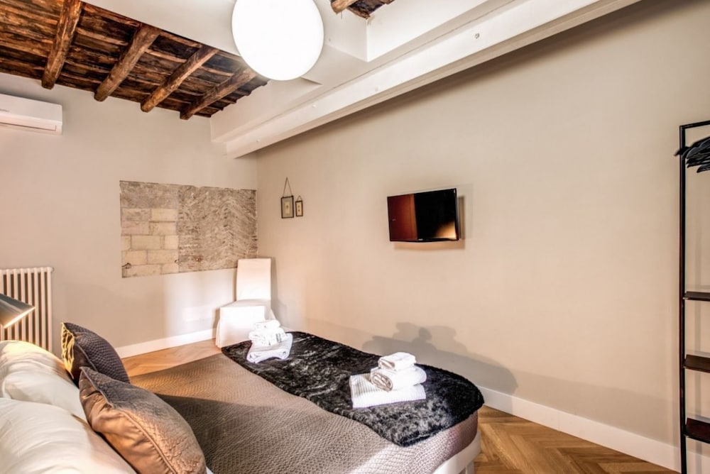 Фото Trevi Fountain Superior 3 bdr apartment