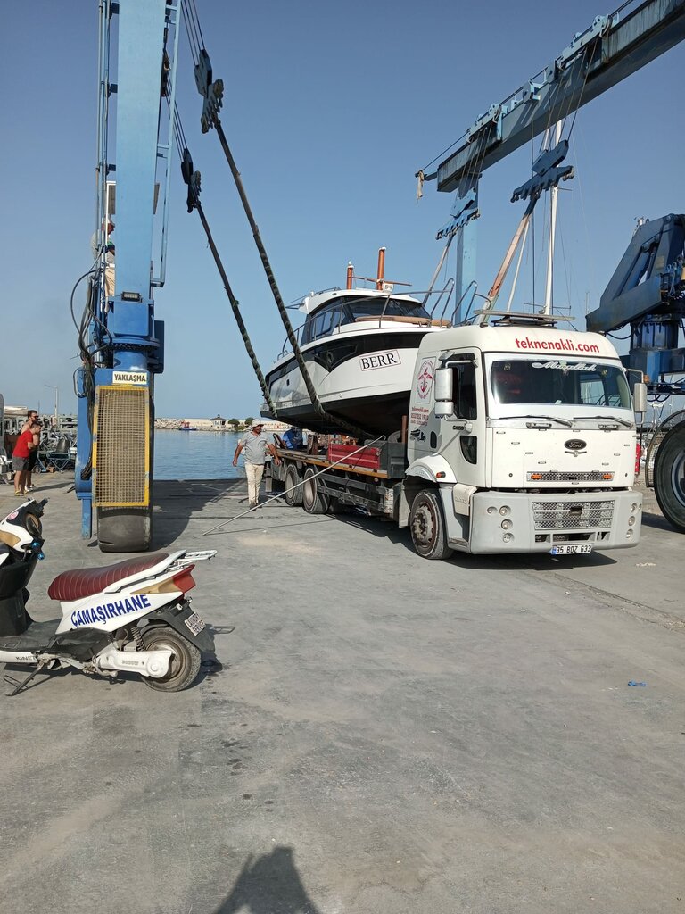 Lifting equipment Izzet Crane & Excavation, Guzelbahce, photo