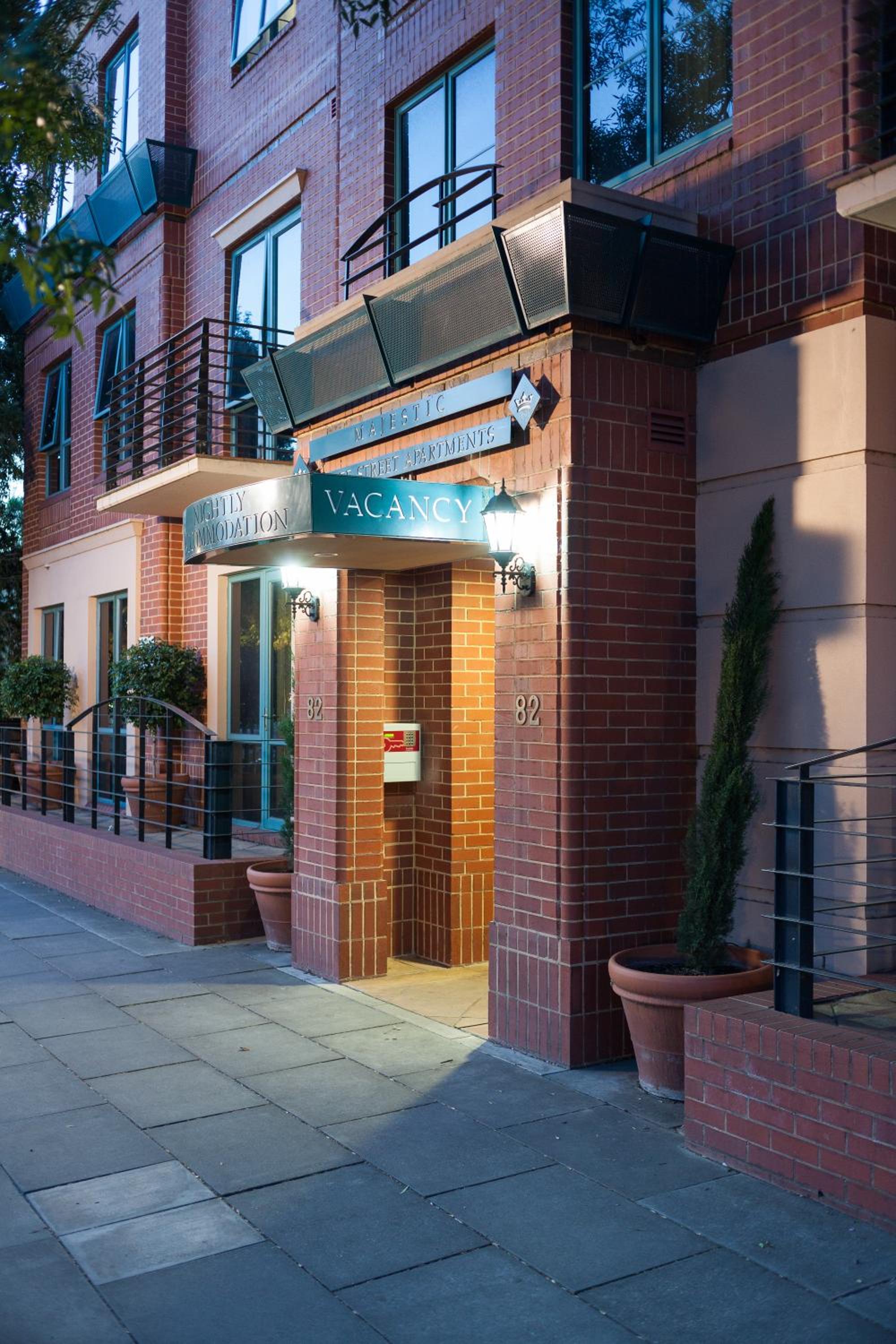 Фото Majestic Tynte Street Hotel