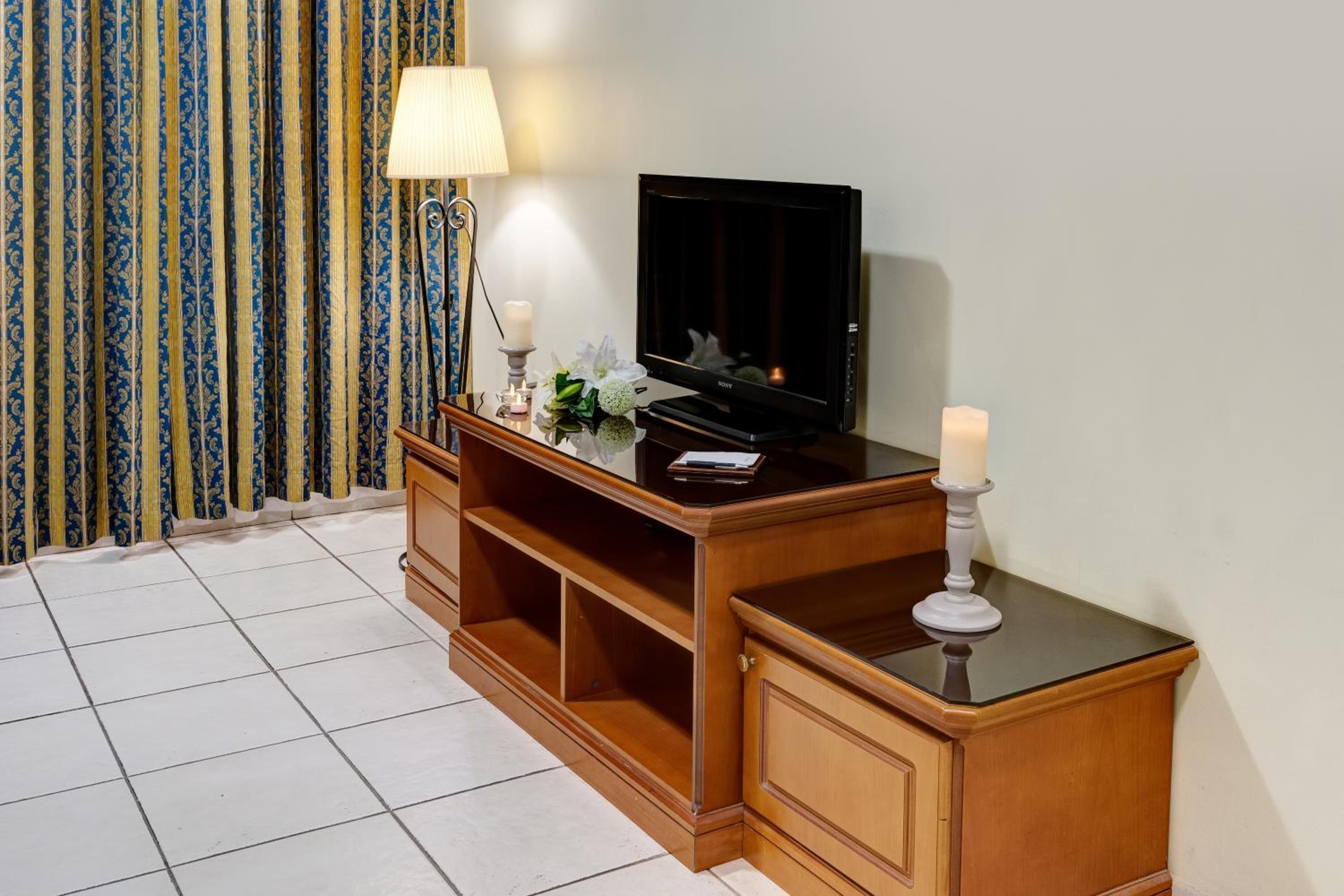 Фото Al Nakheel Hotel Apartments by Mourouj Gloria