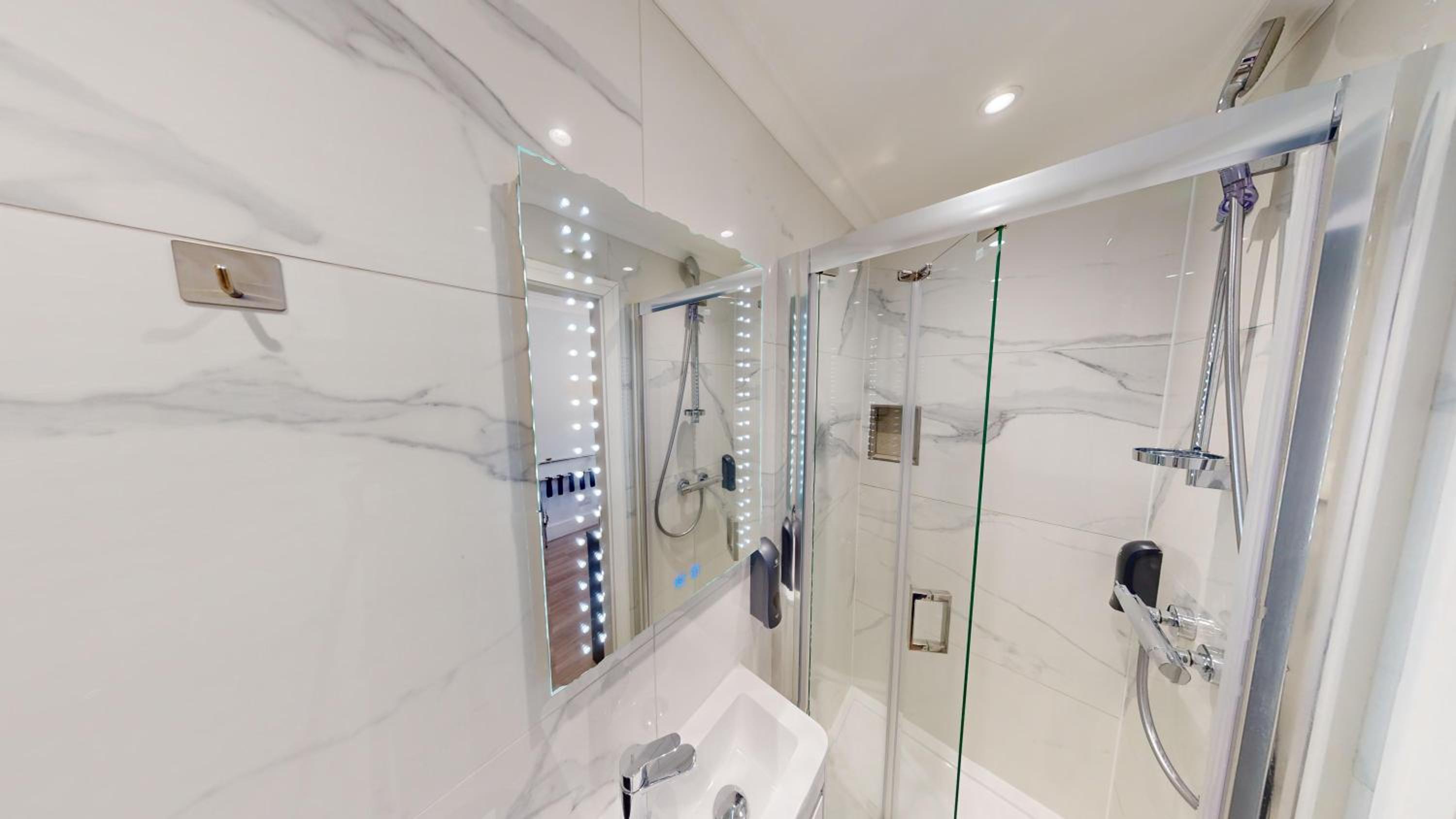 Фото Hyde Park Economy Apartments