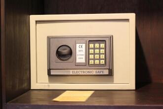 Фото Adhi Jaya Hotel