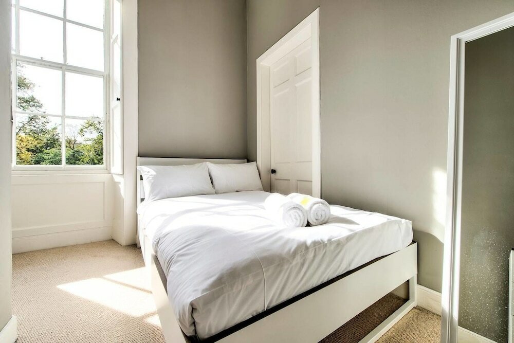 Фото Bright and Spacious 4-bedroom Apart in Stockbridge