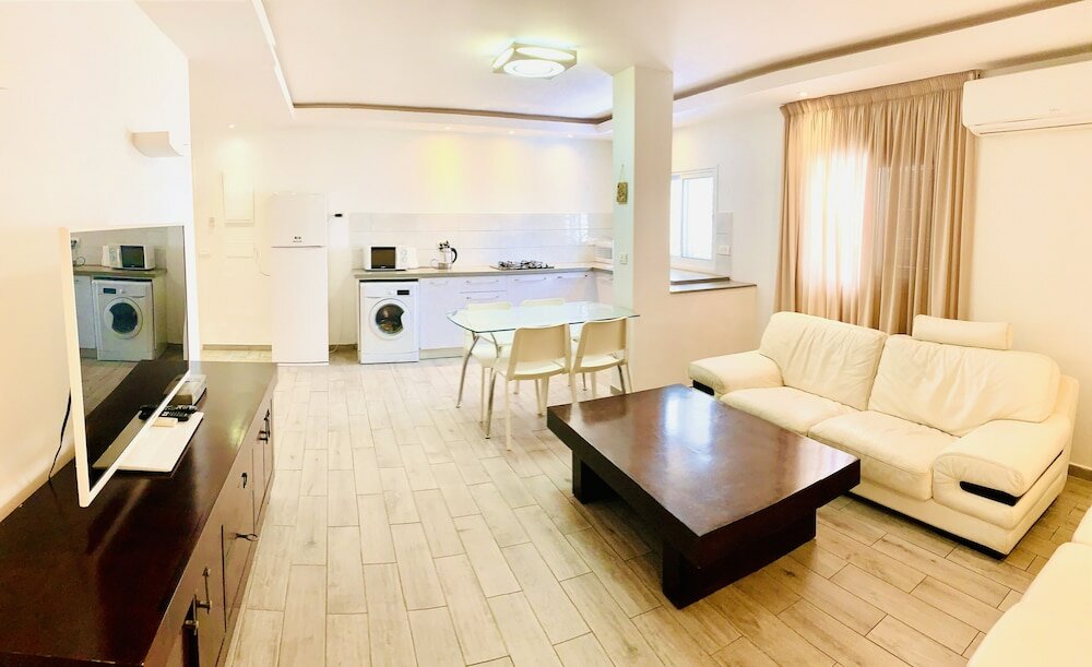 Фото Royal Lea Apartments