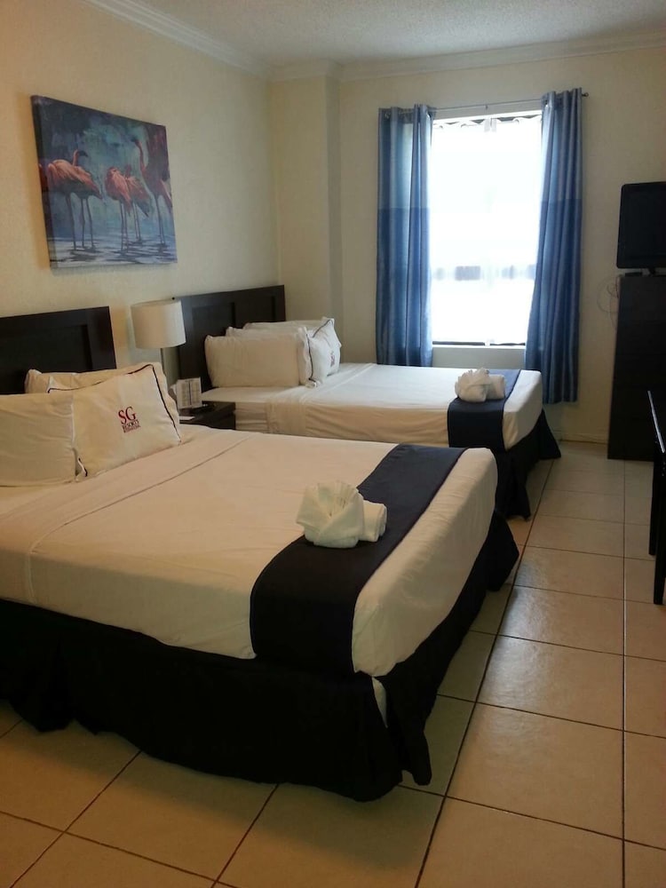 Фото Hollywood Beach Resort- Large Studio Sleeps 4