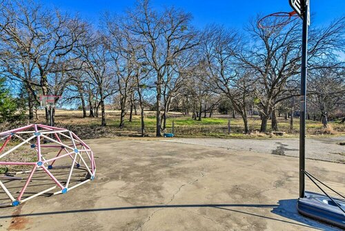Гостиница Lewisville Ranch House for Rent on 5 Acres! в Льюисвилле