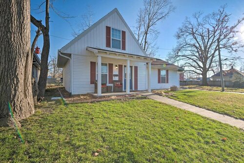 Гостиница Cozy Cedar Rapids Pad - 2 Blocks to Mercy Care! в Сидар-Рапидс