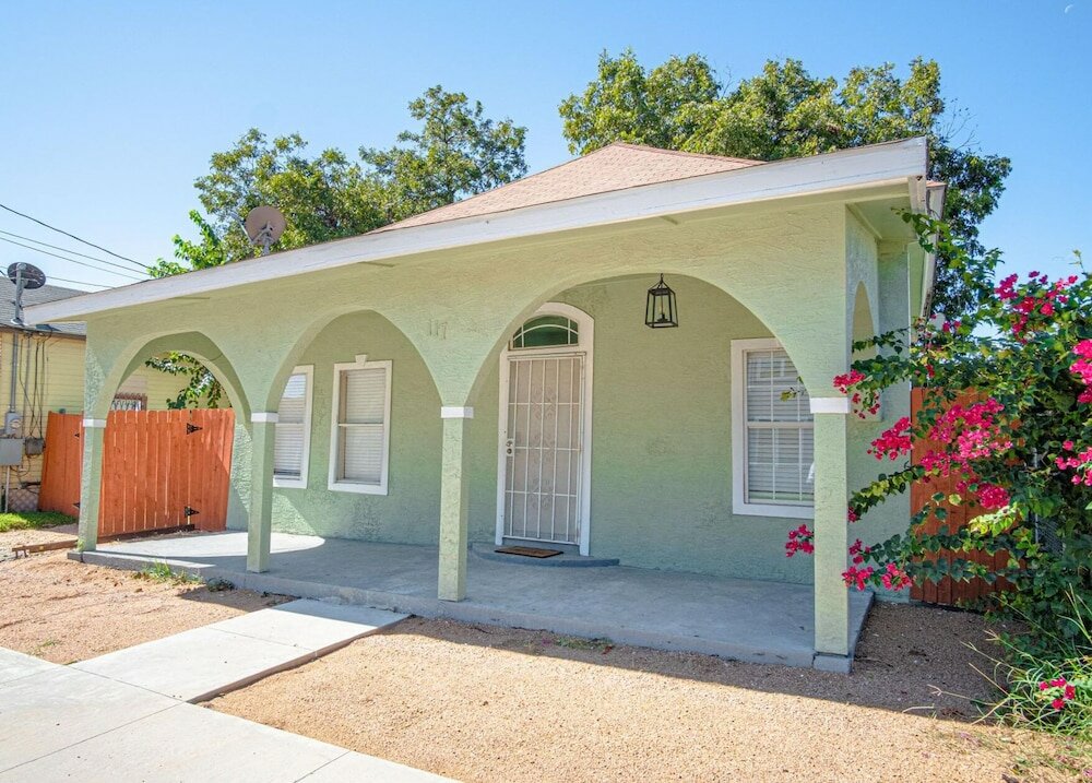 Фото 3 Br/1 Ba Remodeled Home Near Downtown