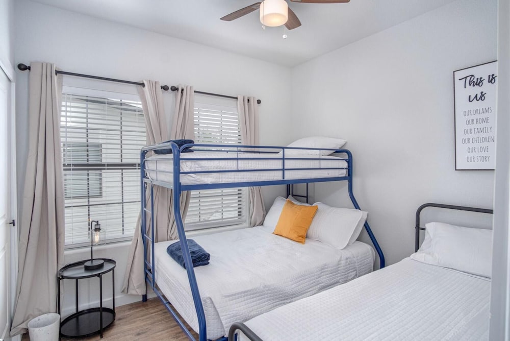 Фото Brand New 2 Stylish 3br Near Exciting Downtown