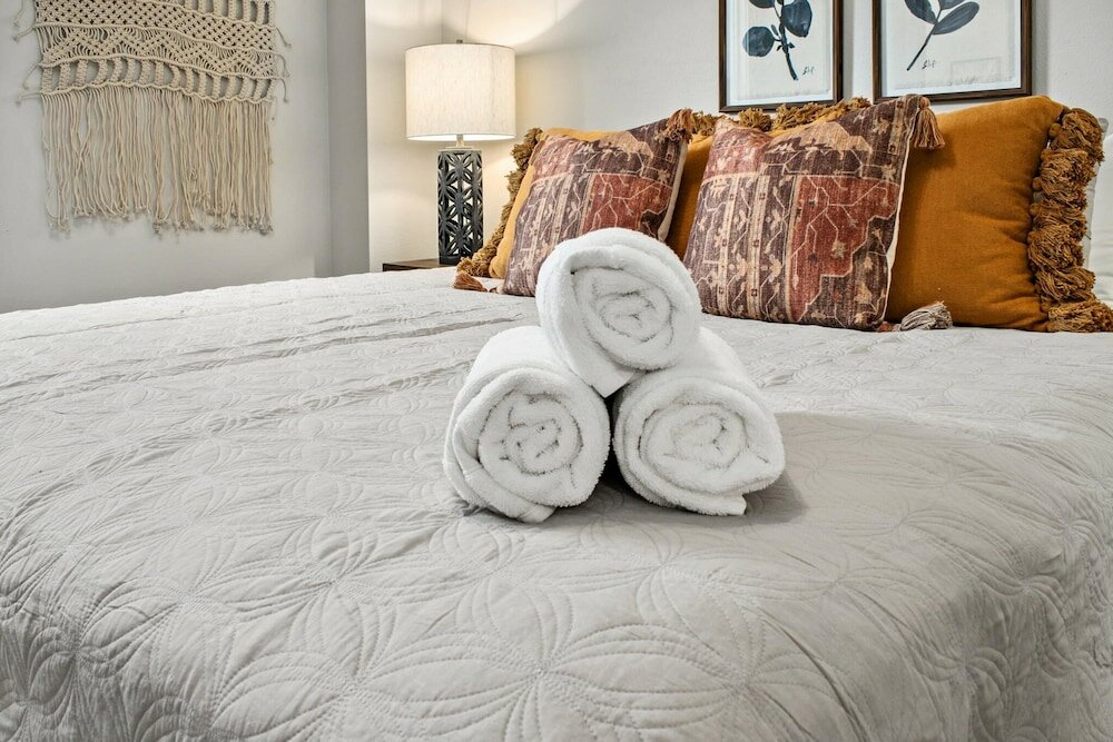 Фото Spacious Downtown Apartment – Walk to Old Town Fc!