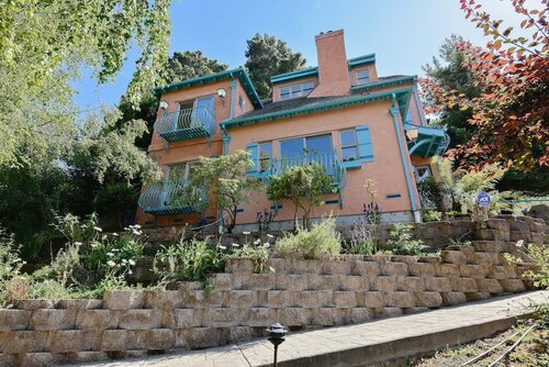 Гостиница Marbella Lane Tuscan Villa with Hot Tub в Пасифике