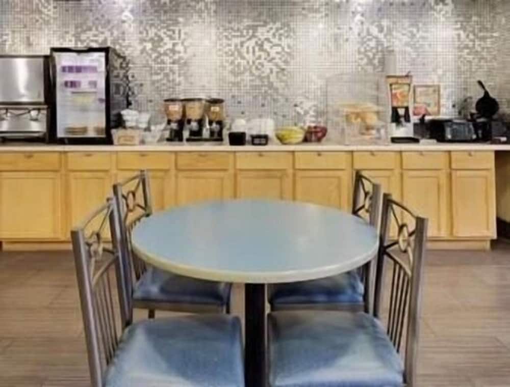 Фото Microtel Inn & Suites by Wyndham Madison East