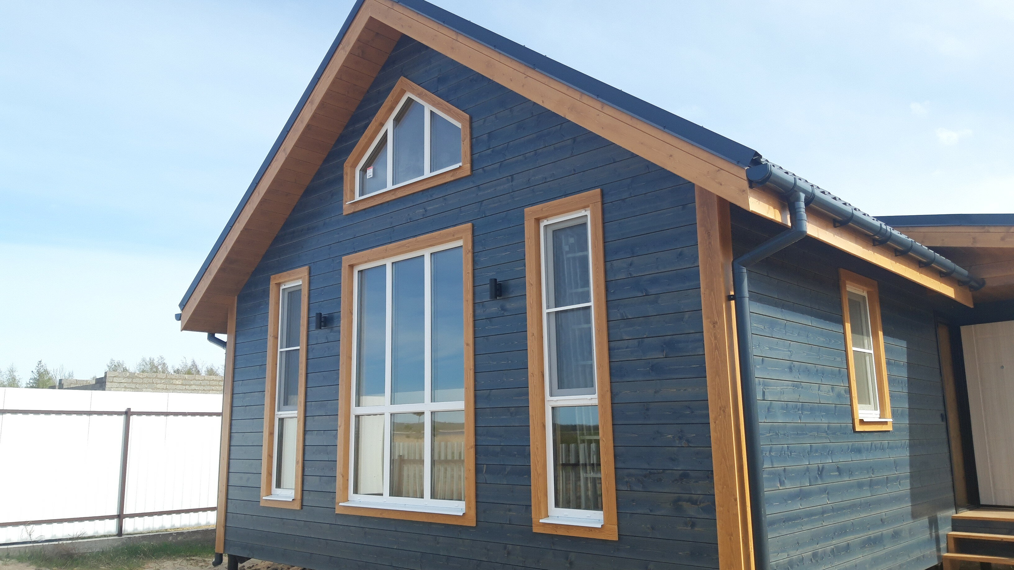 Фото Синий дом у пляжа