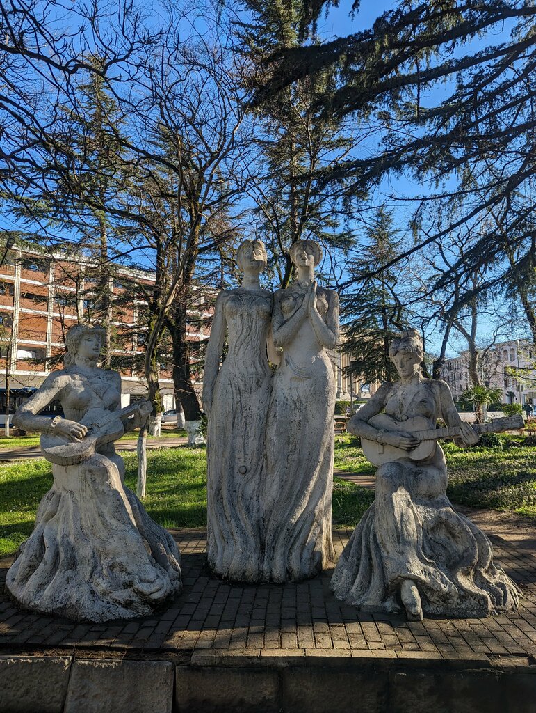Monument, memorial Ishkhneli Sisters, Kutaisi, photo