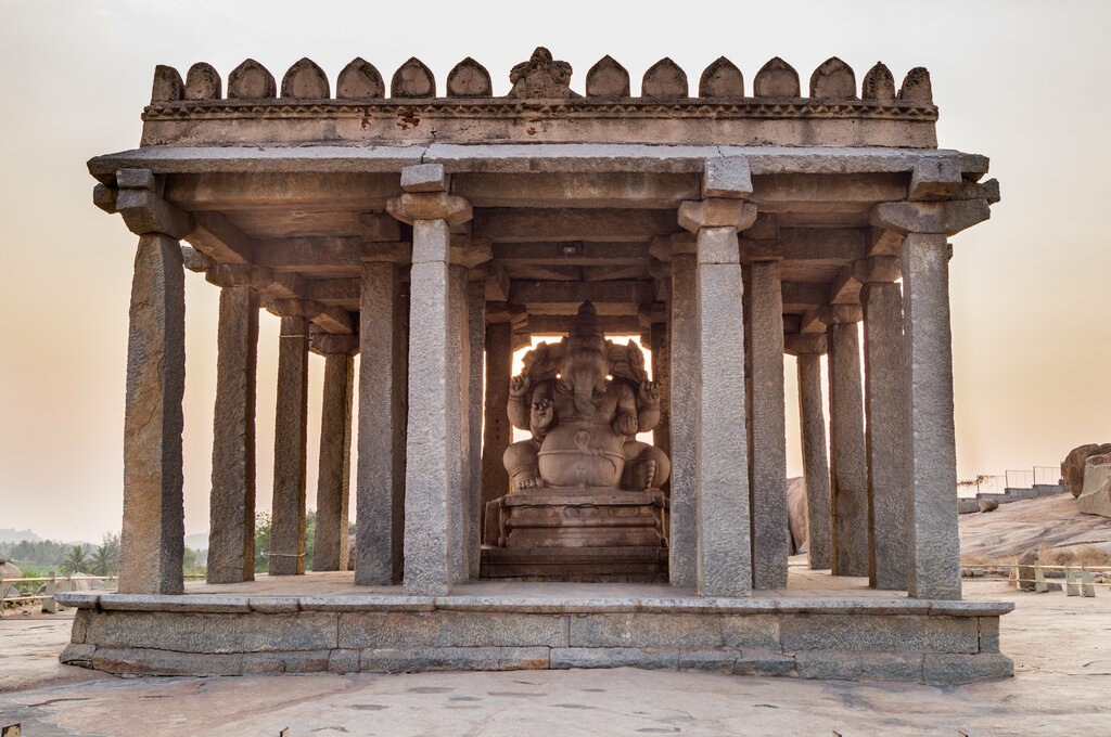 Pagoda Statue Sasivekalu Ganesha, Karnataka, photo