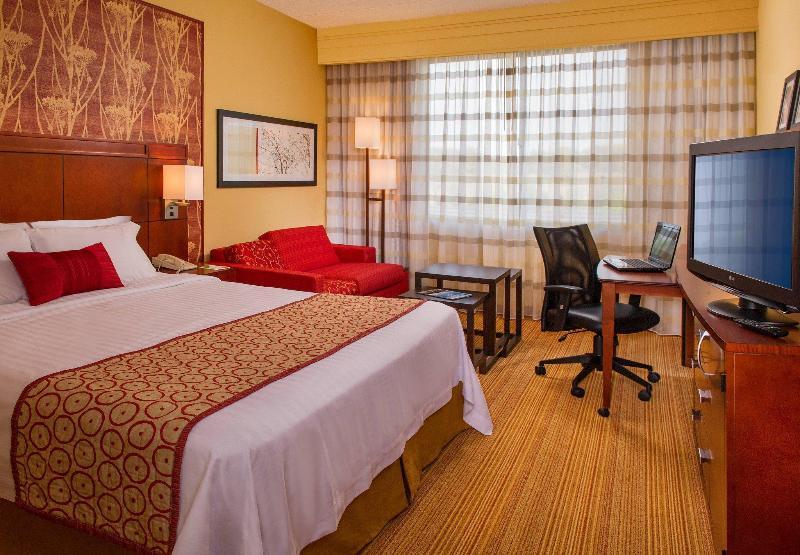 Фото Courtyard by Marriott Long Island MacArthur Airport