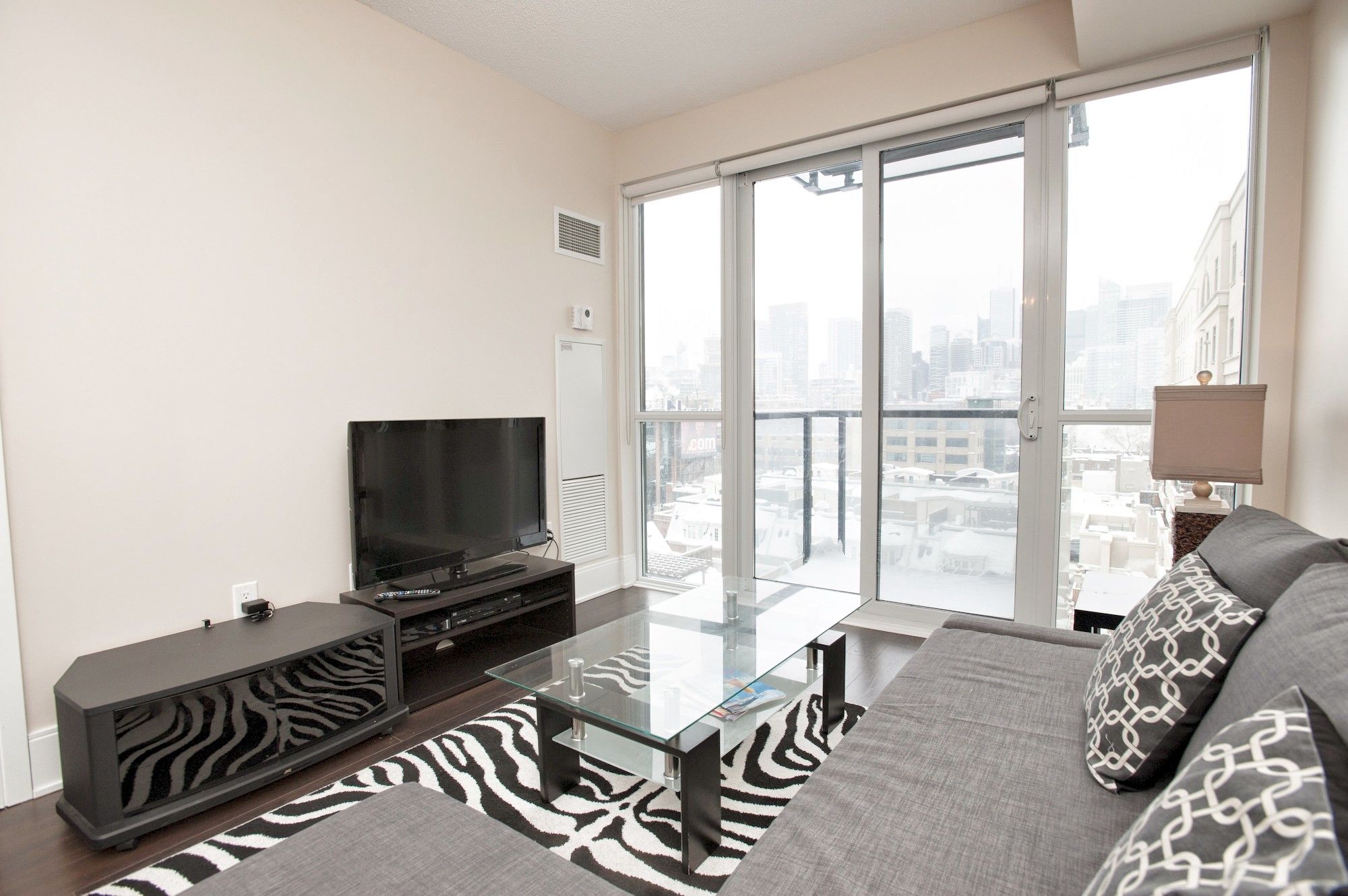 Фото Life Suites - Fort York Central Condo