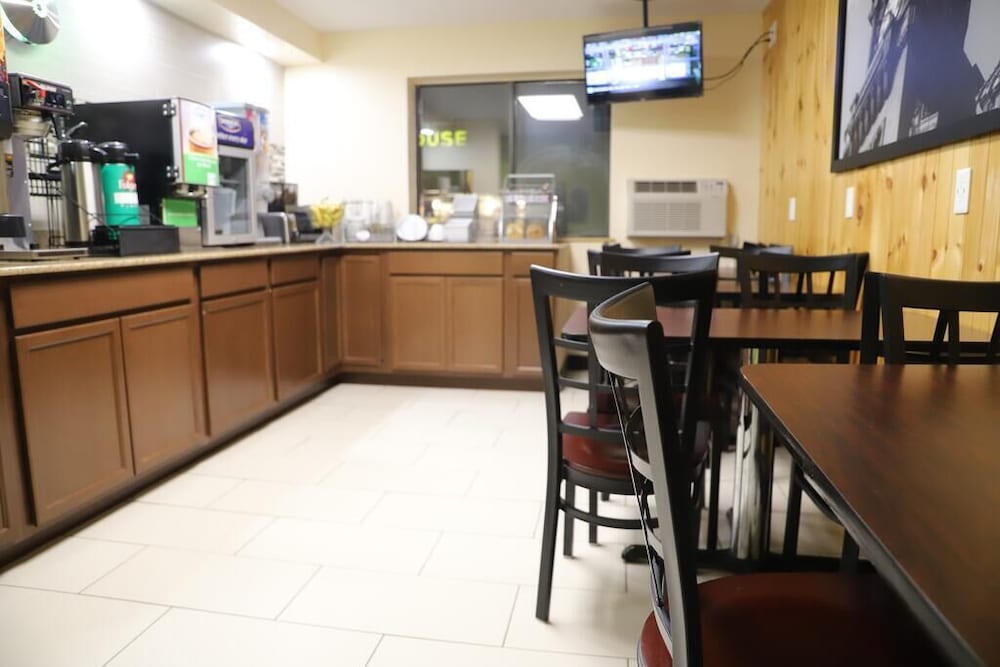 Фото Super 8 by Wyndham Richmond Airport Va