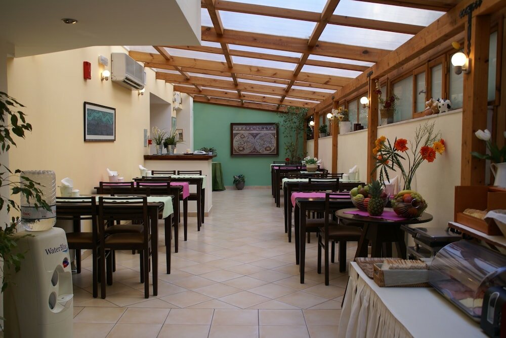 Фото Yria Hotel