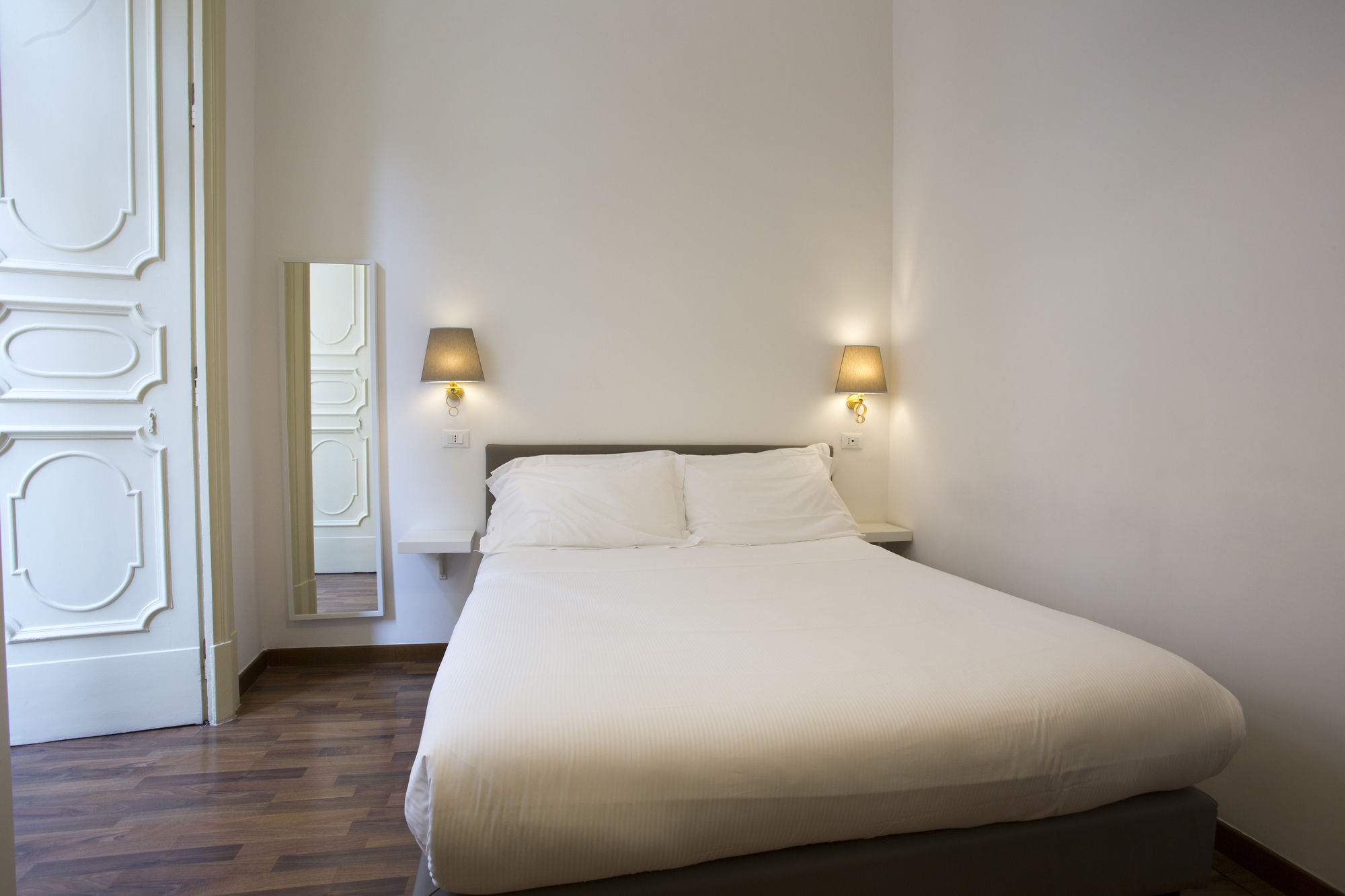 Фото Napoli Class Luxury Rooms & Suites