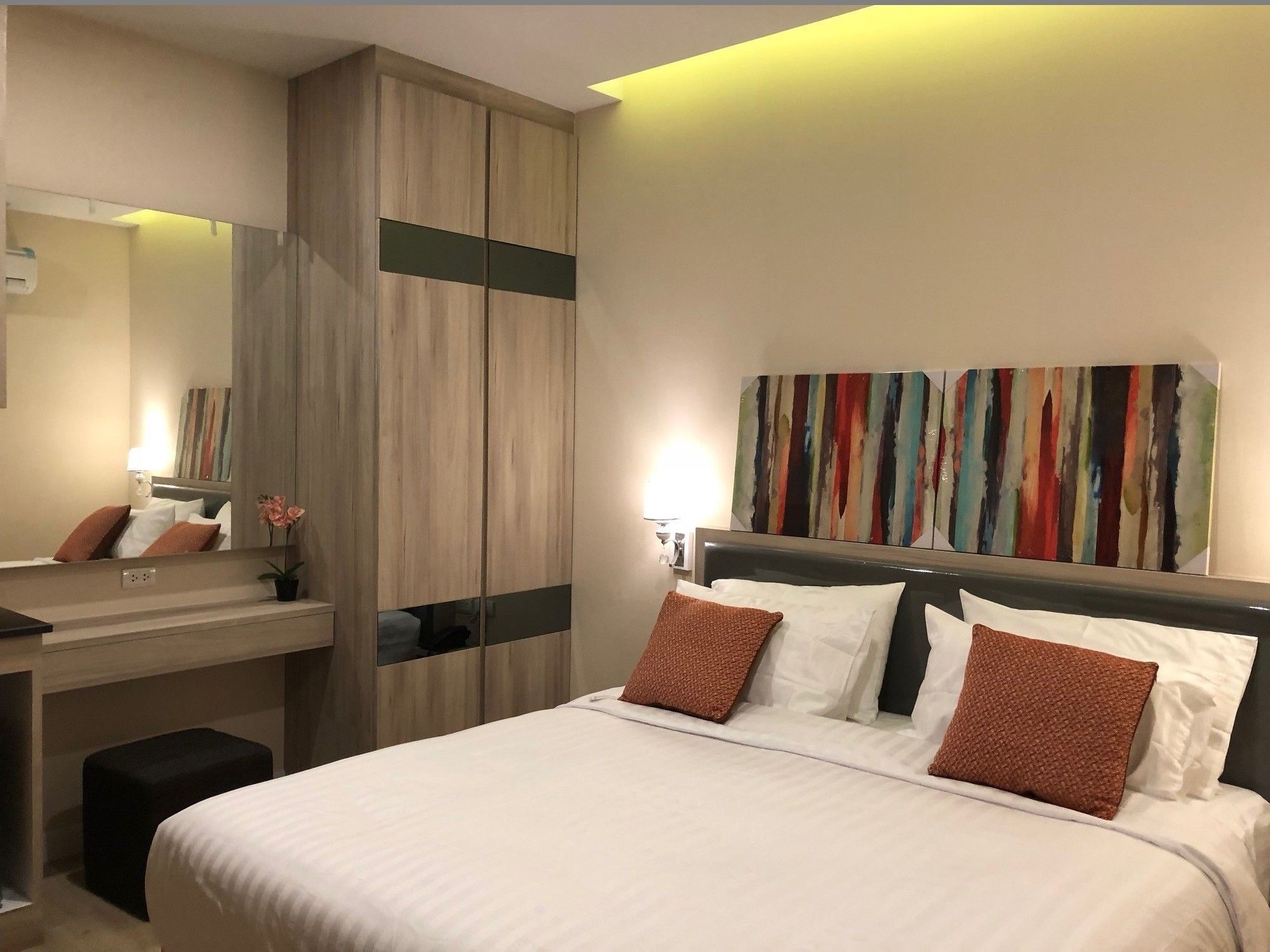 Фото Leela Orchid Hotel