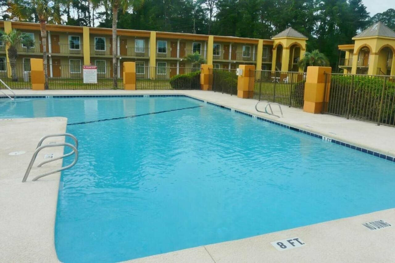 Фото Days Inn by Wyndham Brunswick/St. Simons Area