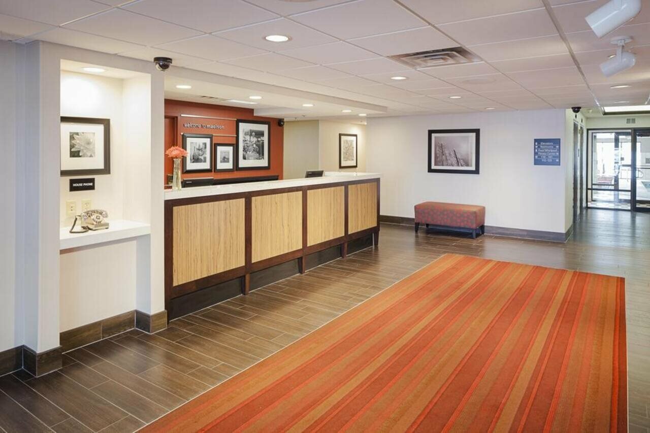 Фото Hampton Inn Madison East Towne Mall Area