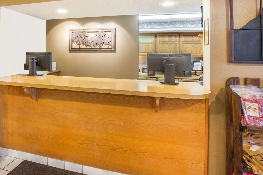 Фото Super 8 by Wyndham West Branch