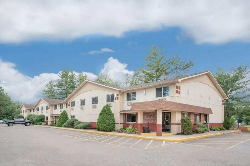 Гостиница Super 8 by Wyndham Queensbury Glen Falls, Lake George Area