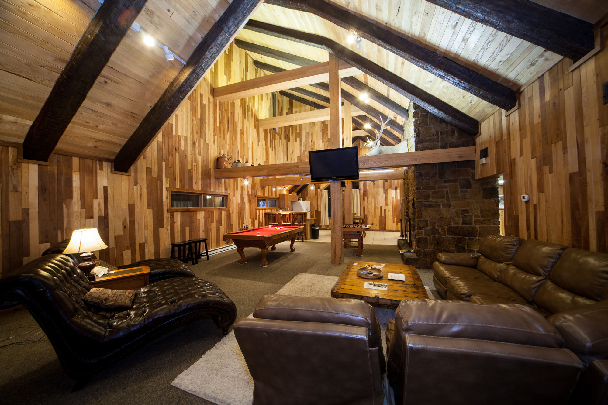 Фото Log Cabin Lodge & Suites