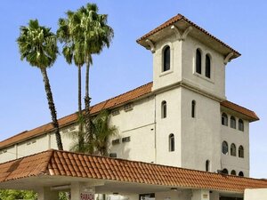 Гостиница Ramada by Wyndham Burbank Airport