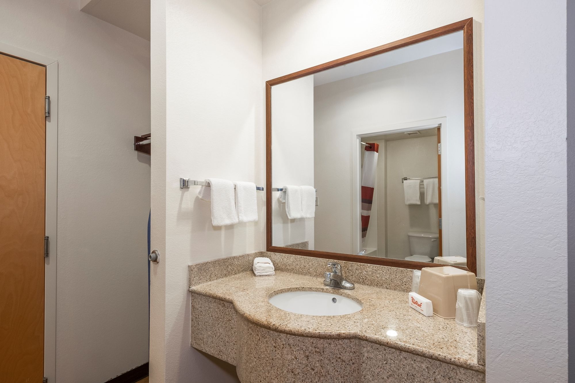 Фото Red Roof Inn & Suites Biloxi