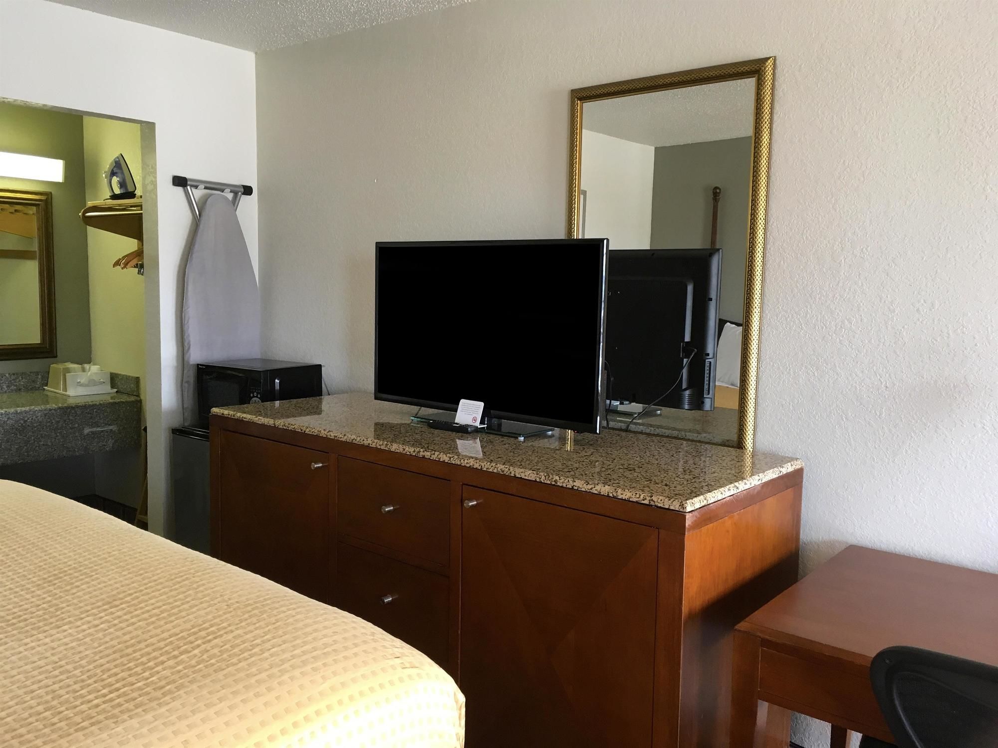 Фото Super 8 by Wyndham Gulfport Biloxi Airport