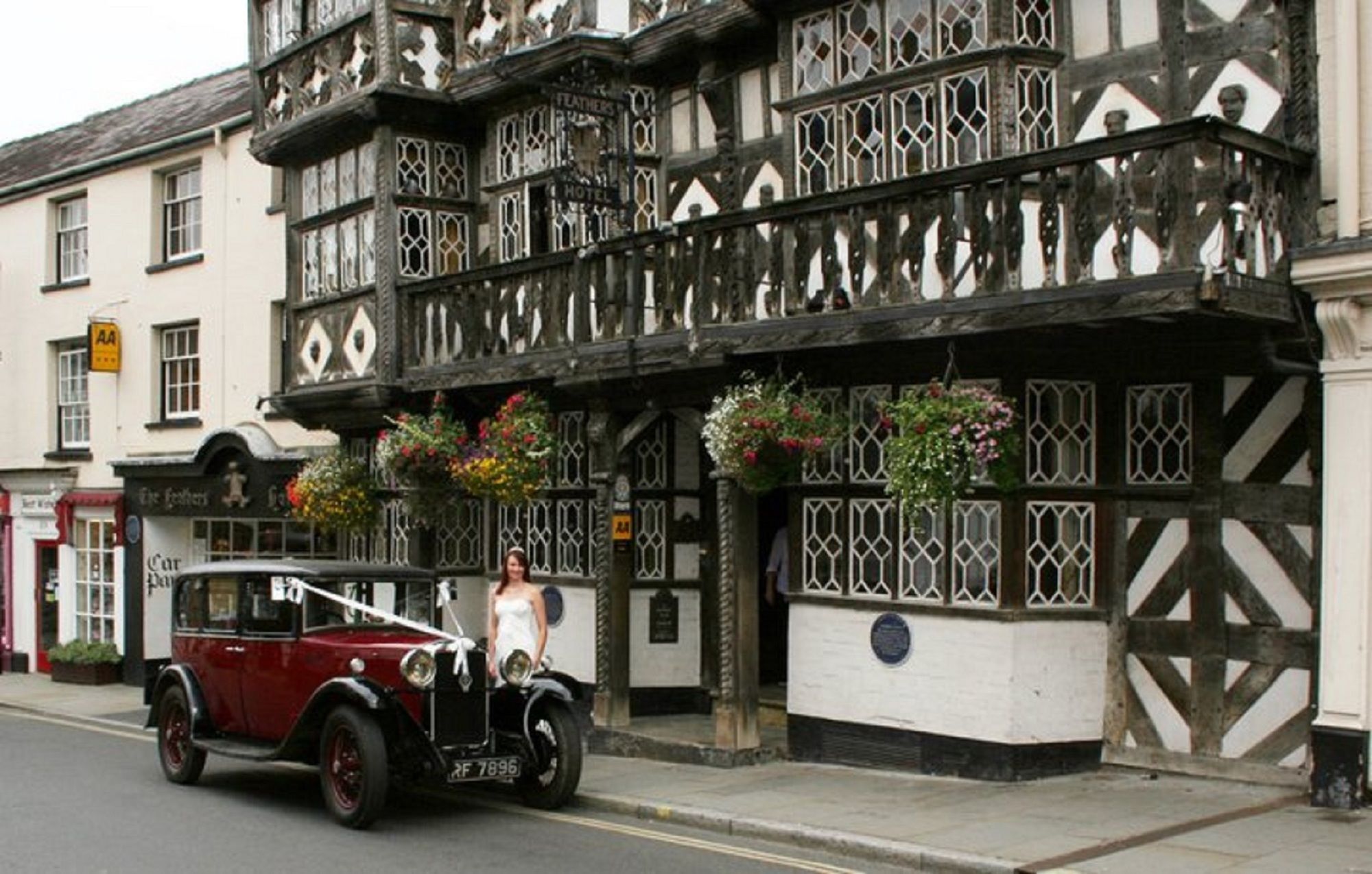 Фото The Feathers Hotel