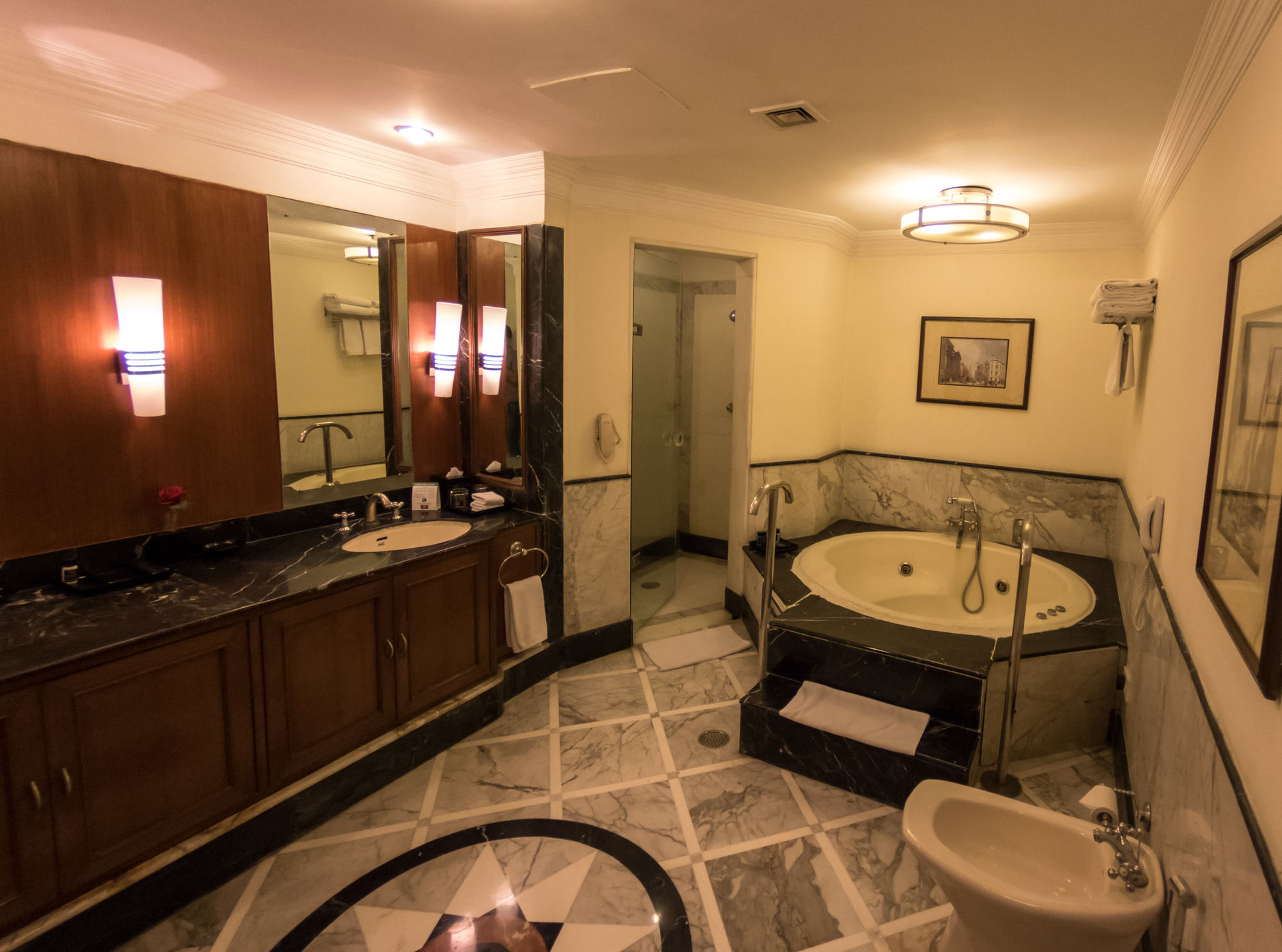 Фото The Bristol Hotel