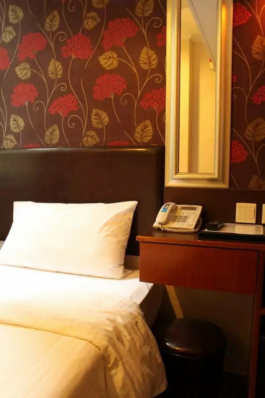 Фото Lander Hotel Prince Edward