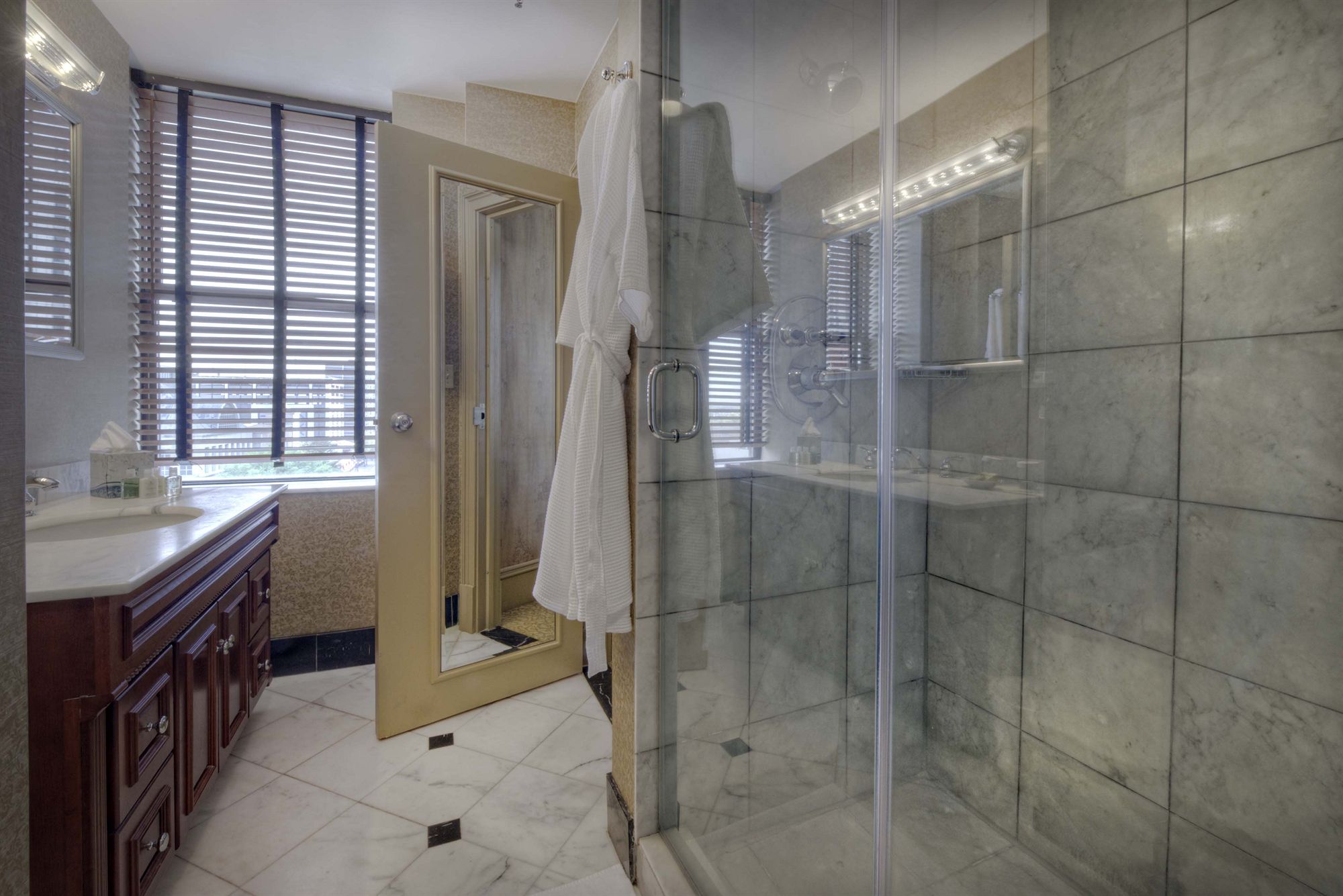 Фото The Dunhill Hotel