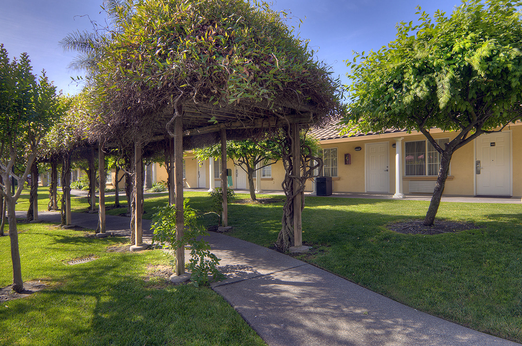 Фото University Park Inn & Suites