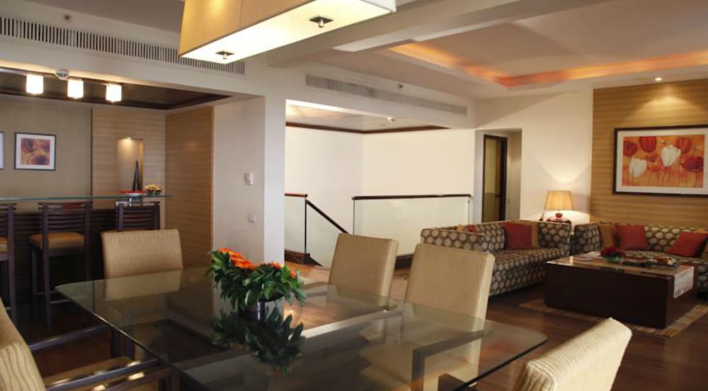 Фото The Retreat Hotel & Convention Centre