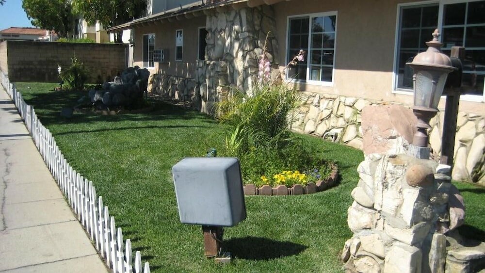 Фото Solaire Inn & Suites