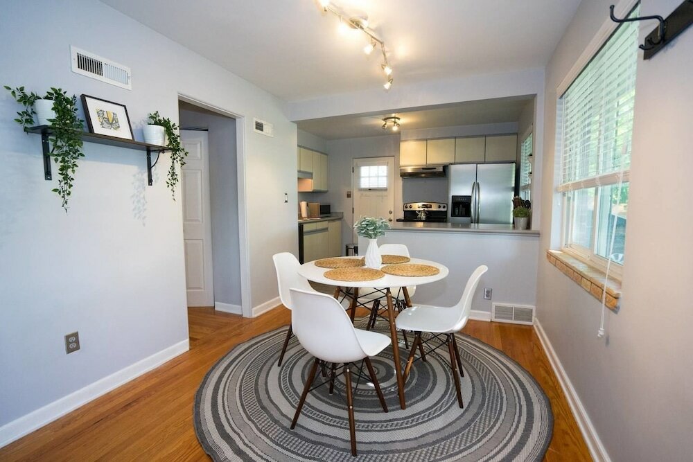 Фото The Denver Den in Mayfair Park Enormous Backyard With Grill Sleeps 7