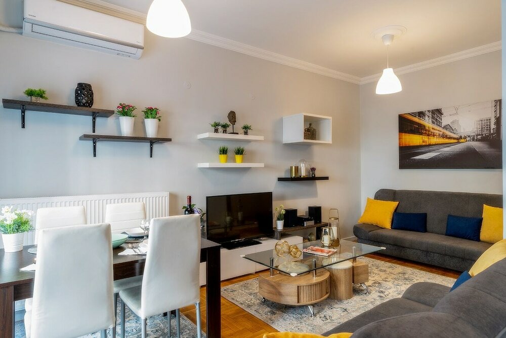 Фото Corona Deluxe Apt Must