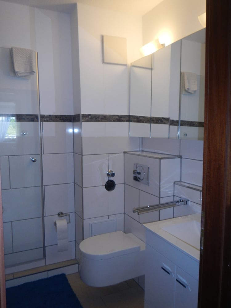 Фото Großzügiges Zweiraumapartment Troisdorf