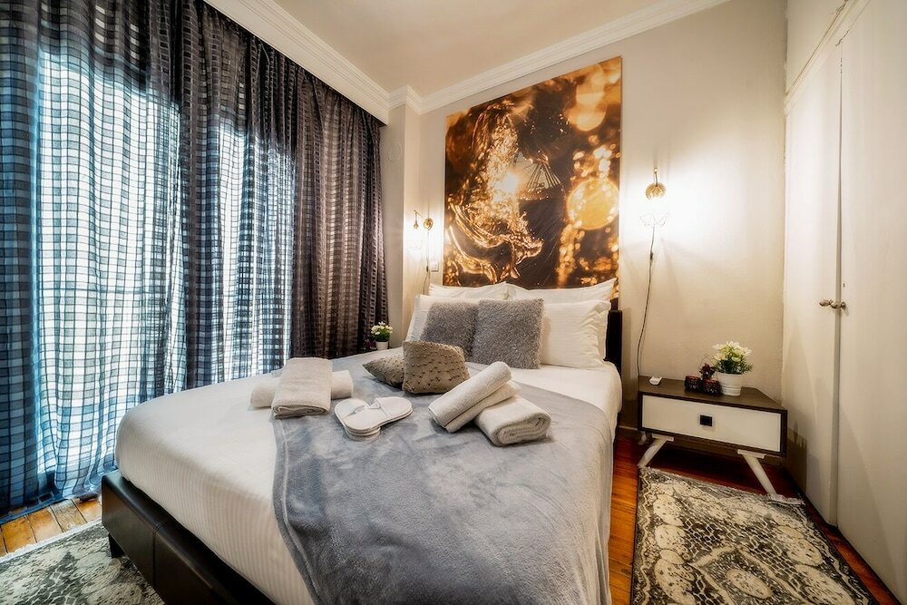 Фото Corona Deluxe Apt Must