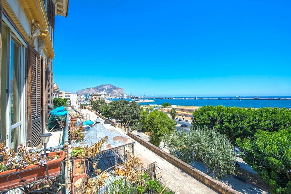 Фото Amazing Sea View in Historic Building