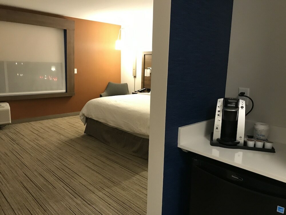 Фото Holiday Inn Express & Suites Phoenix - Airport North, an Ihg Hotel